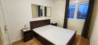 Juego de dormitorio de madera de Ikea.