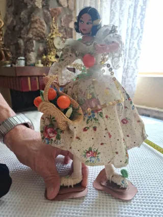 Muñeca antigua con cesta de naranjas Hecha de tela