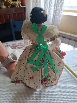 Muñeca antigua con cesta de naranjas Hecha de tela