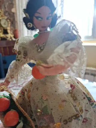 Muñeca antigua con cesta de naranjas Hecha de tela