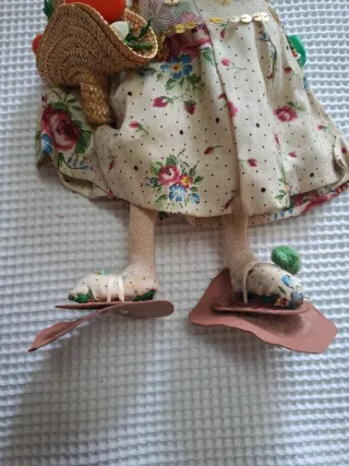 Muñeca antigua con cesta de naranjas Hecha de tela
