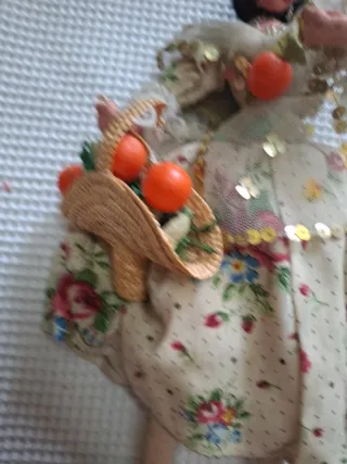 Muñeca antigua con cesta de naranjas Hecha de tela
