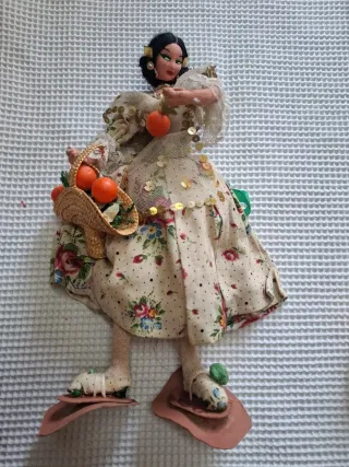 Muñeca antigua con cesta de naranjas Hecha de tela