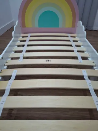 Cama infantil con diseño de arcoíris