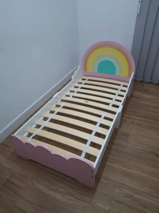 Cama infantil con diseño de arcoíris