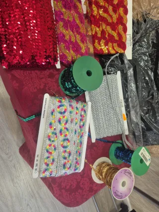 Lote mercería: Cintas, lentejuelas y más