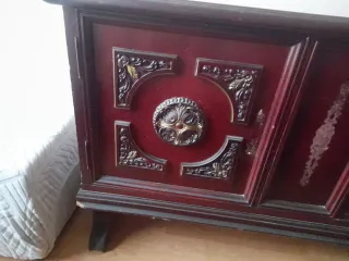 Aparador de madera con detalles dorados