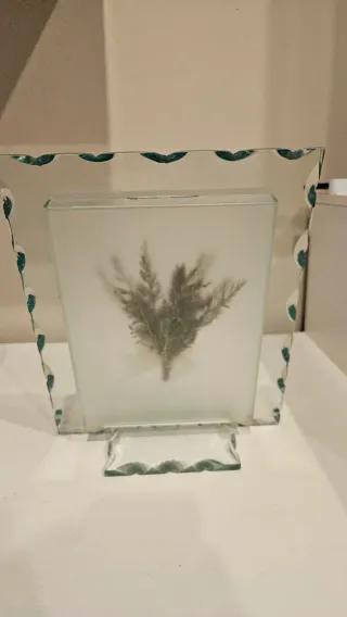 Soprammobile in vetro con fiori