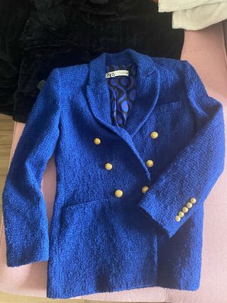 Blazer Zara azul con botones dorados