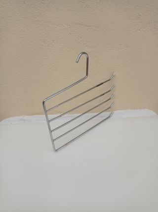 Colgador de corbatas metálico