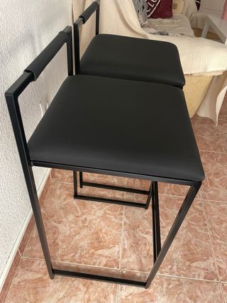 Taburetes negros BY CREA