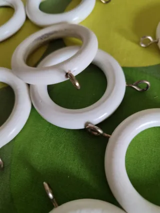 Anillas para cortinas blancas