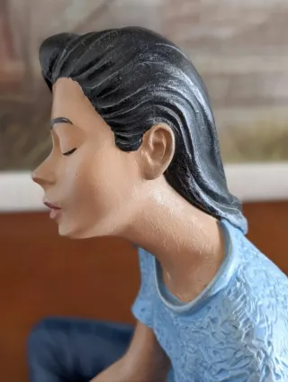 Figura de marmolina mujer sentada