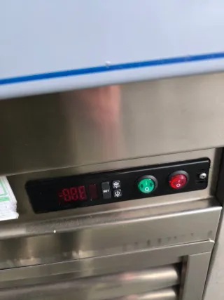 Mesa refrigerada frente mostrador