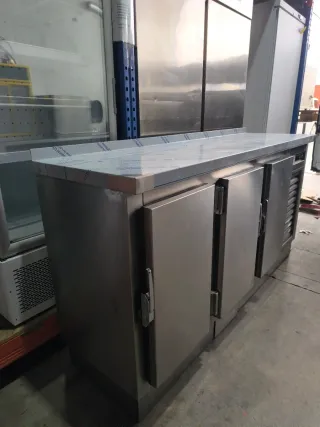 Mesa refrigerada frente mostrador