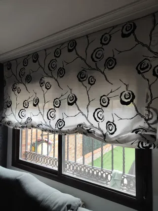 Estor con diseño floral blanco y negro