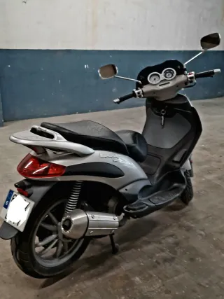 Piaggio Beverly 200 Maxi Scooter