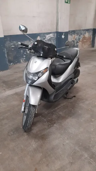 Piaggio Beverly 200 Maxi Scooter