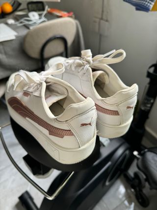 Zapatillas Puma blancas y rosas