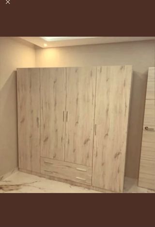 Armario de madera color beige y marrón