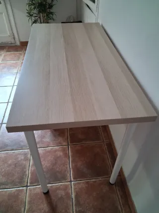Escritorio Ikea madera y patas de metal.