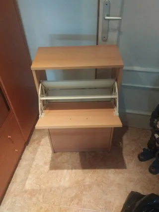 Zapatero de madera y plástico