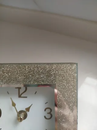 Reloj de mesa decorativo plateado