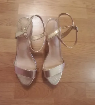 Sandalias de tacón doradas