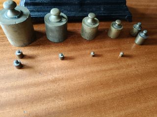 Báscula antigua latón con 11 pesas con todo junto