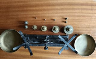 Báscula antigua latón con 11 pesas con todo junto