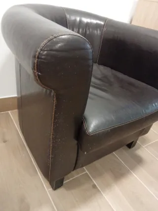 Sillón de piel marrón oscuro