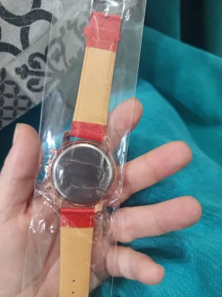 Reloj de pulsera rojo y dorado