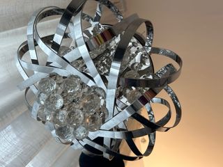 Pareja de lámparas colgante de metal y cristal.