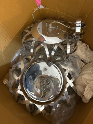 Pareja de lámparas colgante de metal y cristal.