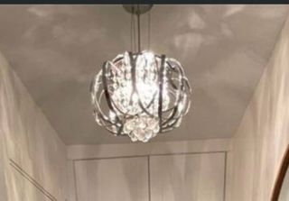 Pareja de lámparas colgante de metal y cristal.