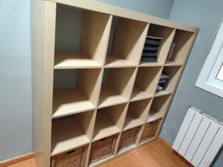 Estantería modular de madera y mimbre