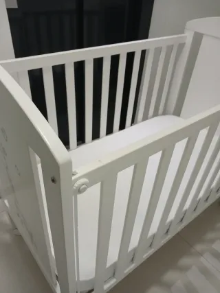 Cuna blanca con colchón (1 año uso)