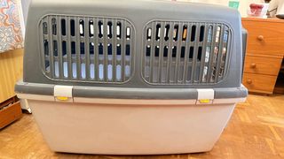 Transportín para perros gris y blanco