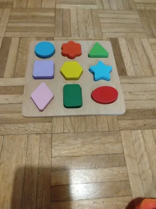 Puzzle in legno con forme colorate