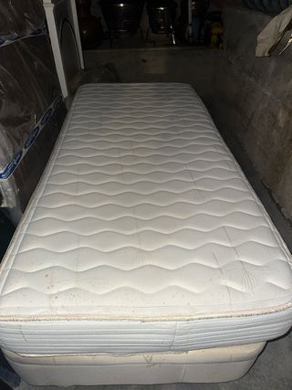 Base de cama y colchón