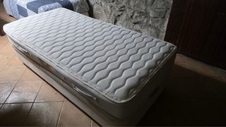 Base de cama y colchón
