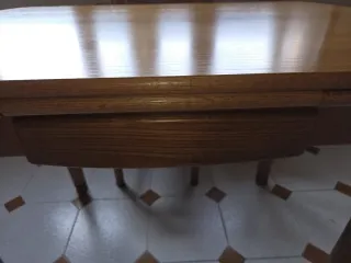 Mesa y 4 sillas de madera