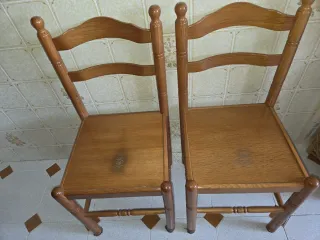 Mesa y 4 sillas de madera