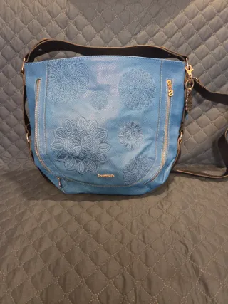 Bolso Desigual Azul con Detalles Dorados