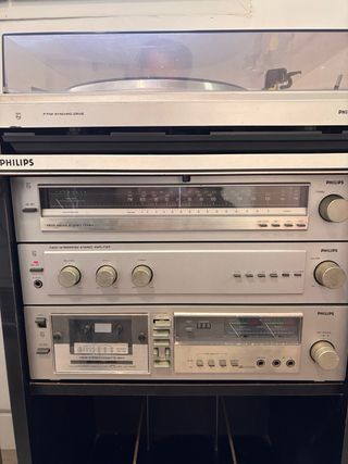 Equipo de música Philips vintage con mueble