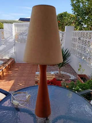 Lampada da terra in legno e tessuto