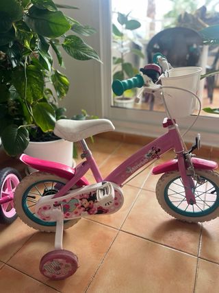 Bicicleta infantil y patinete rosa