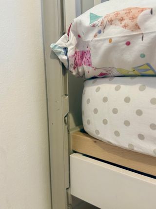 Lettino Pali con ruote e decorazioni