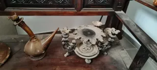 Juego de antigüedades: jarra y candelabro