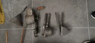 Juego de antigüedades: jarra y candelabro